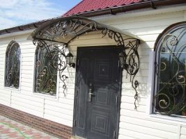 Металлические козырьки с ковкой над крыльцом установка под ключ недорого цены в Томске и области.