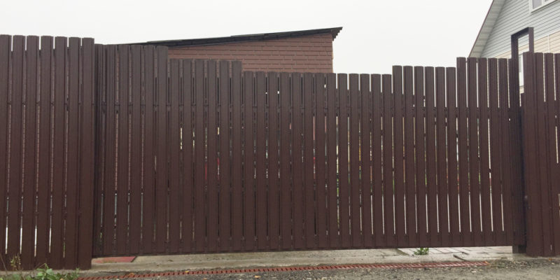 забор из металлического штакетника в томске 