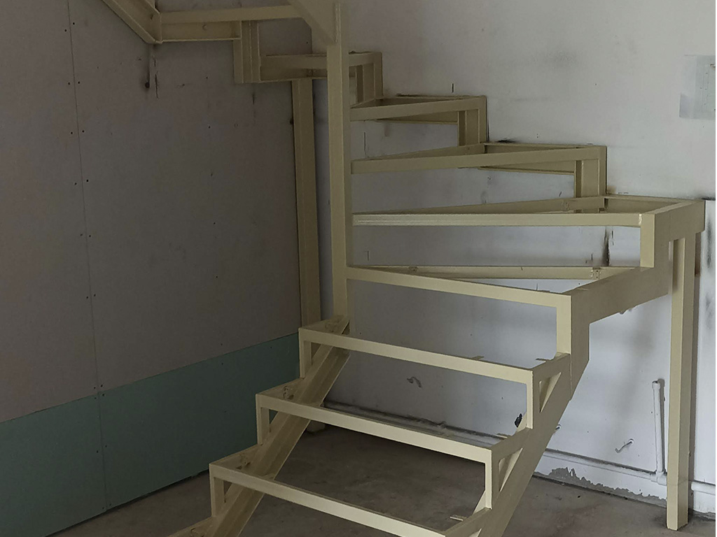 Монтаж лестницы из металлокаркаса в нежилом помещении