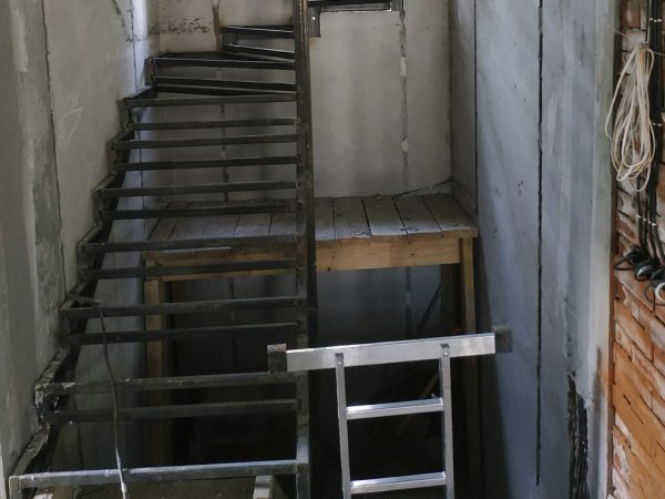 Монтаж лестницы из металлокаркаса