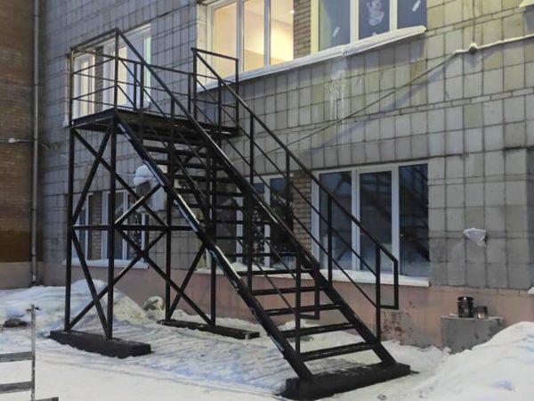 Монтаж эвакуационной лестницы