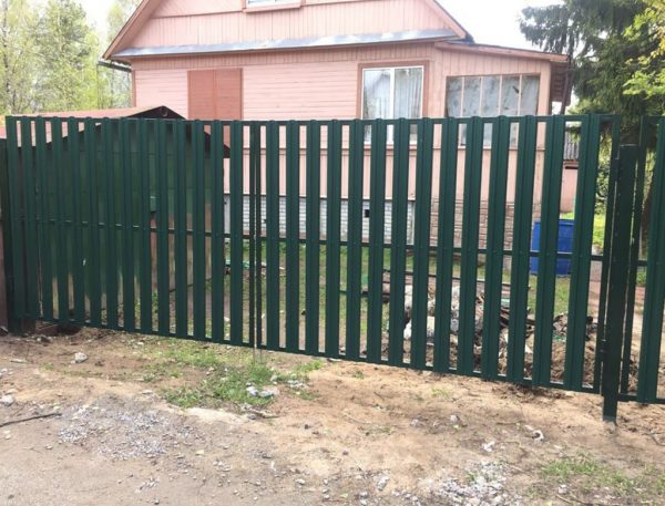 Забор из металлоштакетника